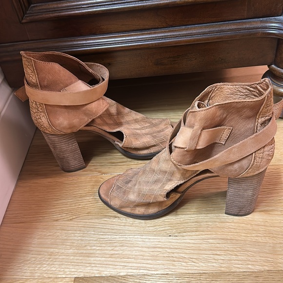 Free People Booties Peep Toe Ankle Wrap Tan Leather Diamond Etched Size 39 NEW - Picture 7 of 10